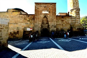 ASÜ Mimarlık Öğrencileri Niğde’nin Tarih Dokusunu Yerinde İnceledi